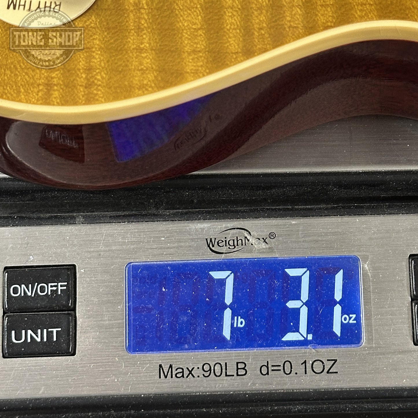 Gibson Custom Dealer Select 1959 Les Paul Chambered Lemon Burst Light Aged 941840 on scale.