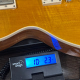 Gibson Les Paul Standard 50s Figured Top Honey Amber on scale displaying weight.