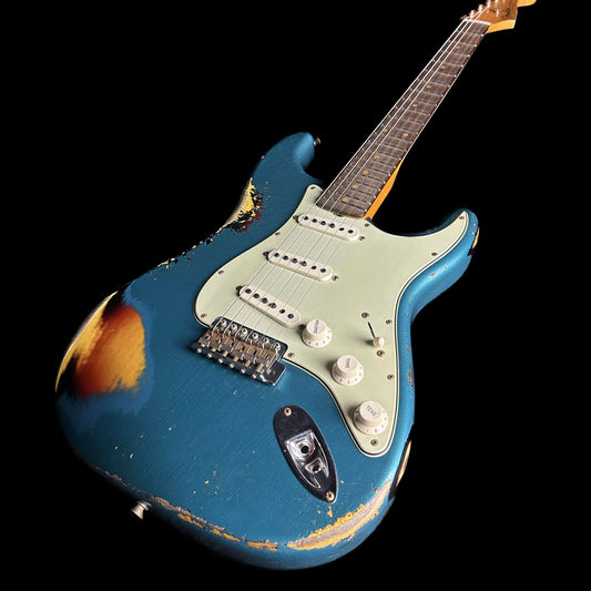 Bottom right angle of Fender Custom Shop 1961 Heavy Relic Stratocaster Aged Ocean Turqouise /3 Tone Sunburst.
