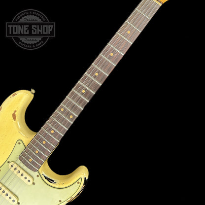 Fretboard of Fender Custom Shop 1961 Stratocaster Heavy Relic Aged Vintage White/3-color Sunburst.