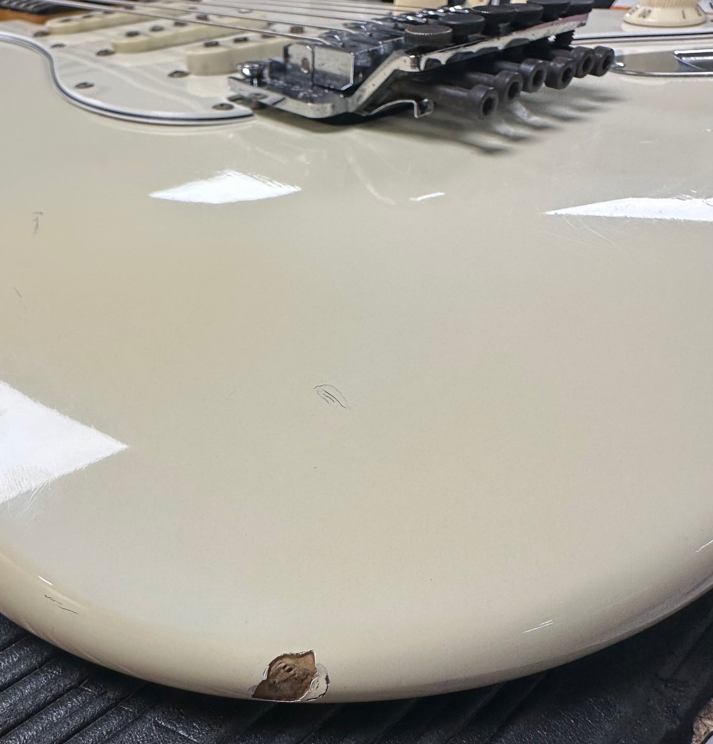 Ding in side of Used 1984 Fender MIJ Stratocaster ST62 w/Floyd Rose w/bag TSS4004
