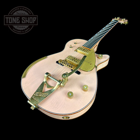 Front angle of Gretsch Custom Shop G6134-59 Penguin Relic Shell Pink Masterbuilt By Gonzalo Madrigal.