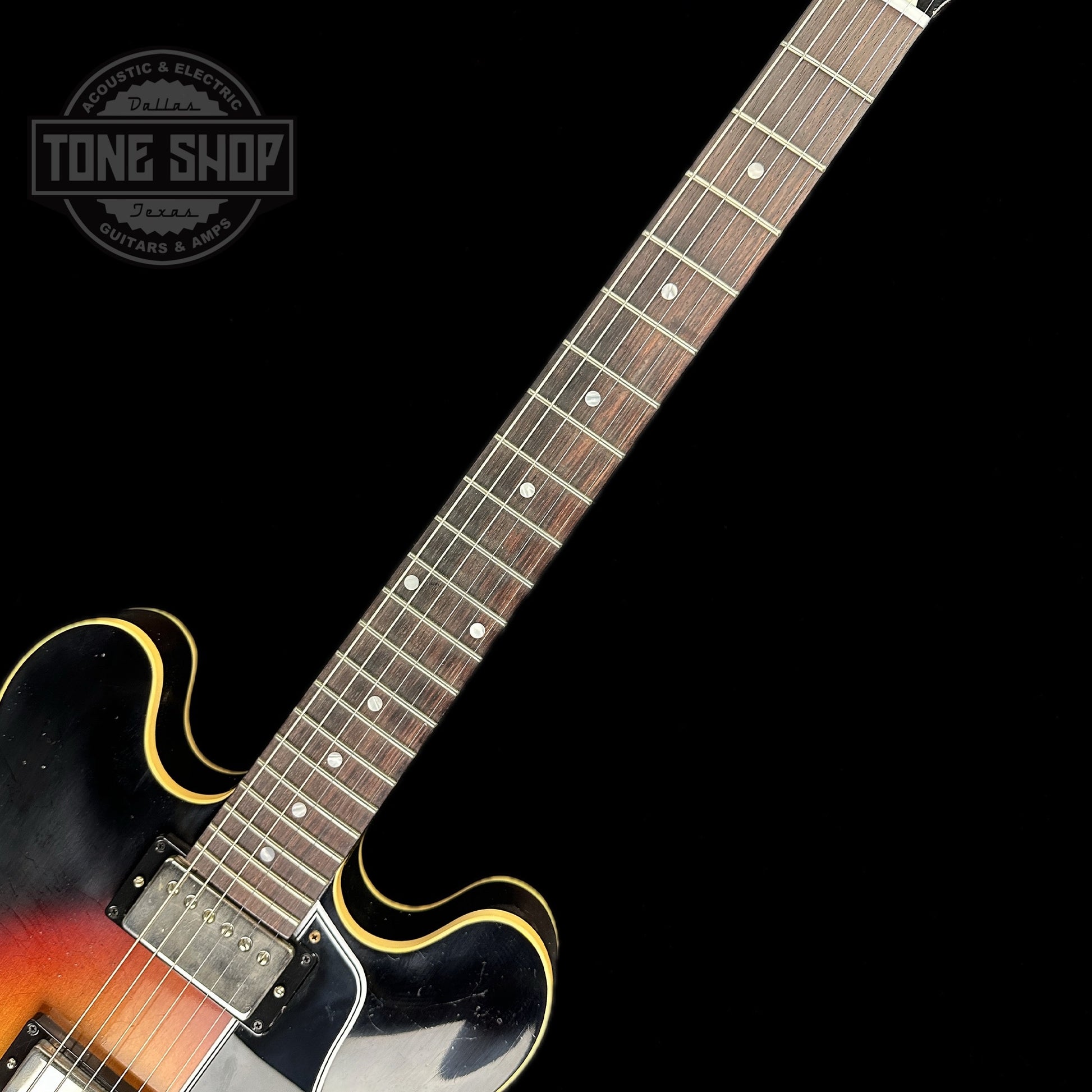 Fretboard of Gibson Custom Shop 1958 ES-335 Tri-burst Murphy Lab Light Aged Limited.
