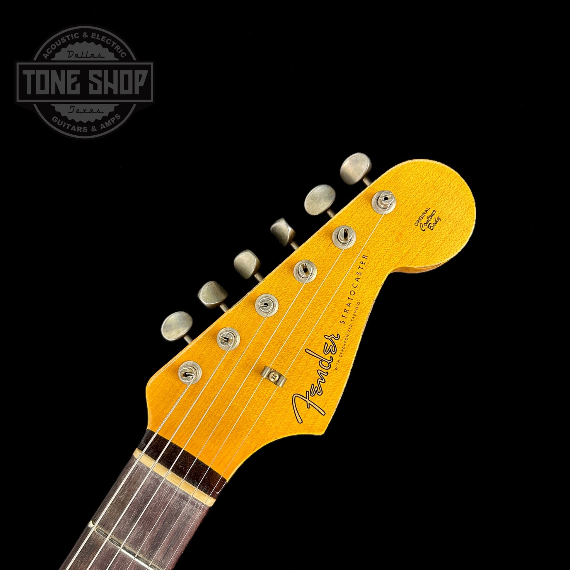 Front of headstock of Fender Custom Shop 1961 Stratocaster Heavy Relic Aged Vintage White/3-color Sunburst.