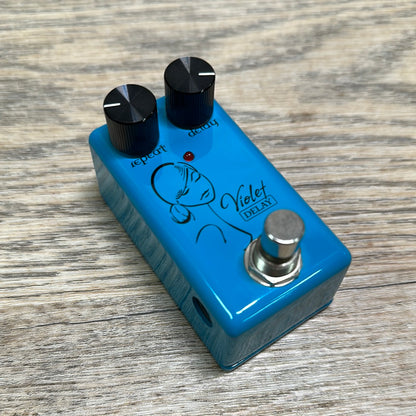 Top angle of Used Red Witch Violet Delay TSU15610.