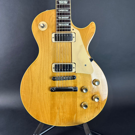 Front of Vintage 1977 Gibson Les Paul Deluxe Natural.