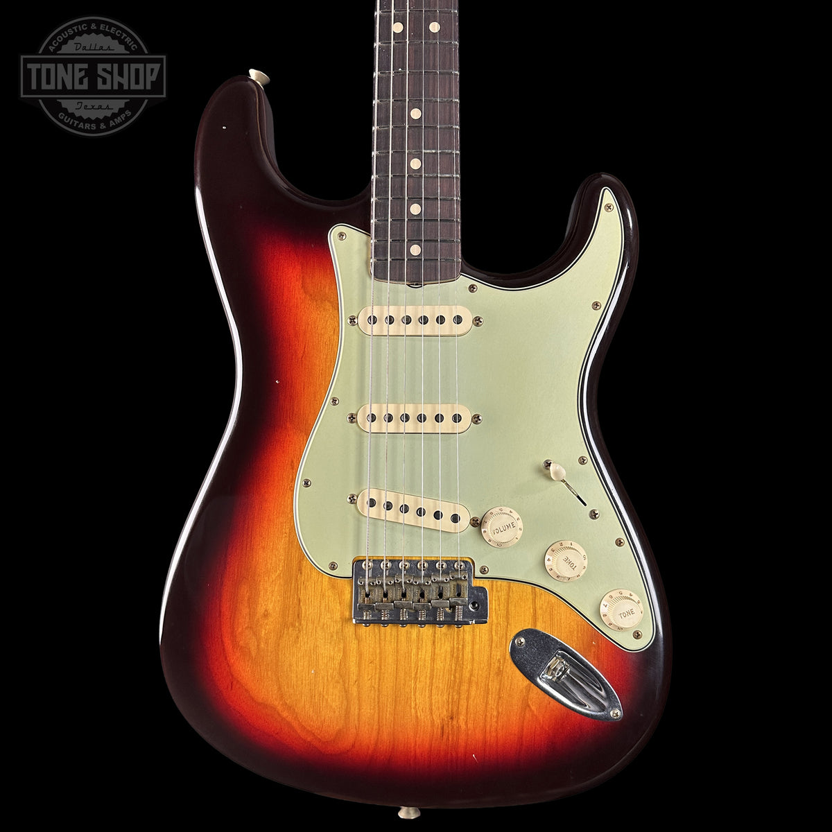 Front of Fender Custom Shop 1963 Stratocaster Journeyman Relic Chocolate 3 Tone Sunburst AAA Maple Neck Fender Custom Shop 1963 Stratocaster Journeyman Relic Chocolate 3 Tone Sunburst AAA Maple Neck CZ588244.