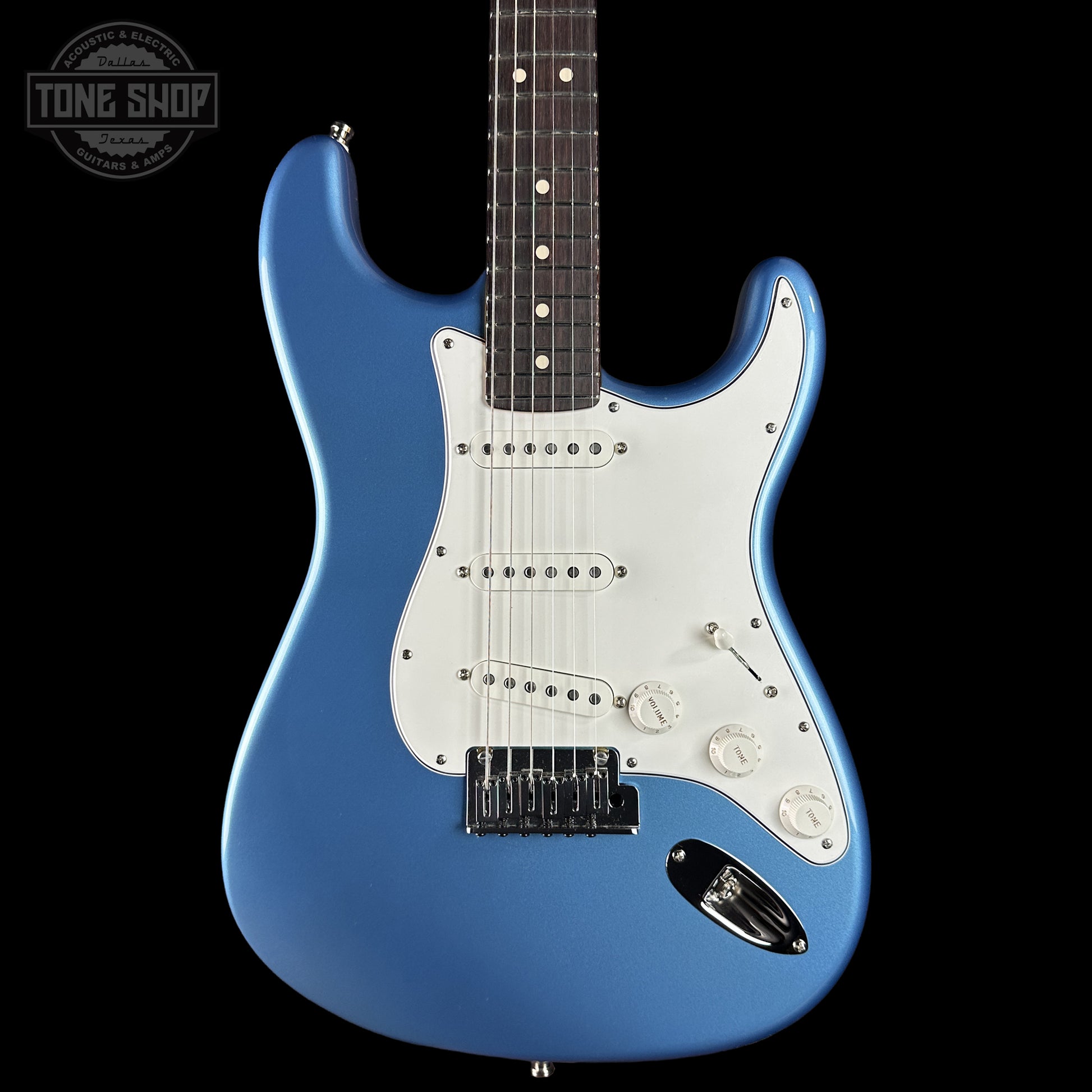 Front of Fender Custom Shop Custom Deluxe Stratocaster NOS Aged Lake Placid Blue CZ589420.