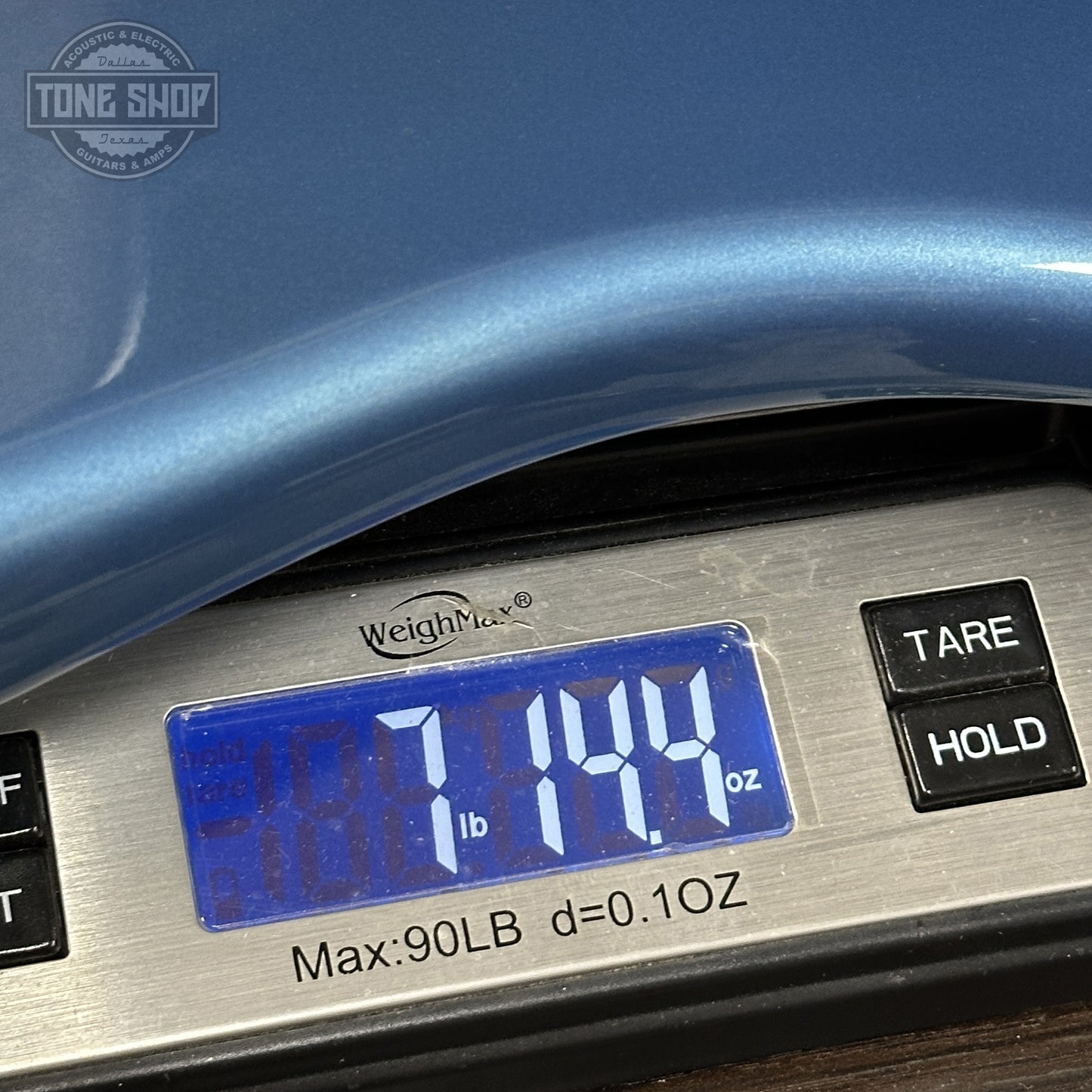 Weight of Fender Custom Shop Custom Deluxe Stratocaster NOS Aged Lake Placid Blue CZ589420.