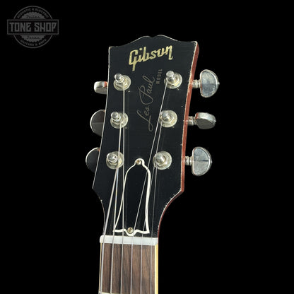 Headstock of Gibson Custom Dealer Select 1958 Les Paul Chambered Lemon Burst Light Aged 841284.