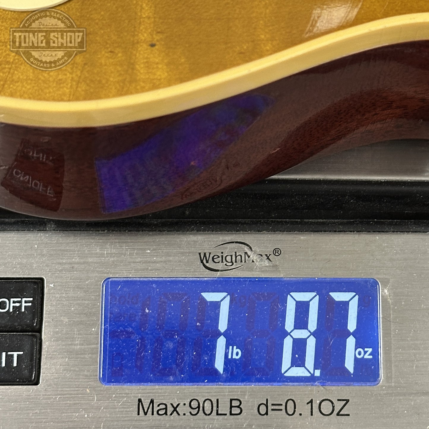 Gibson Custom Dealer Select 1959 Les Paul Chambered Lemon Burst Light Aged 941685 on the scale.