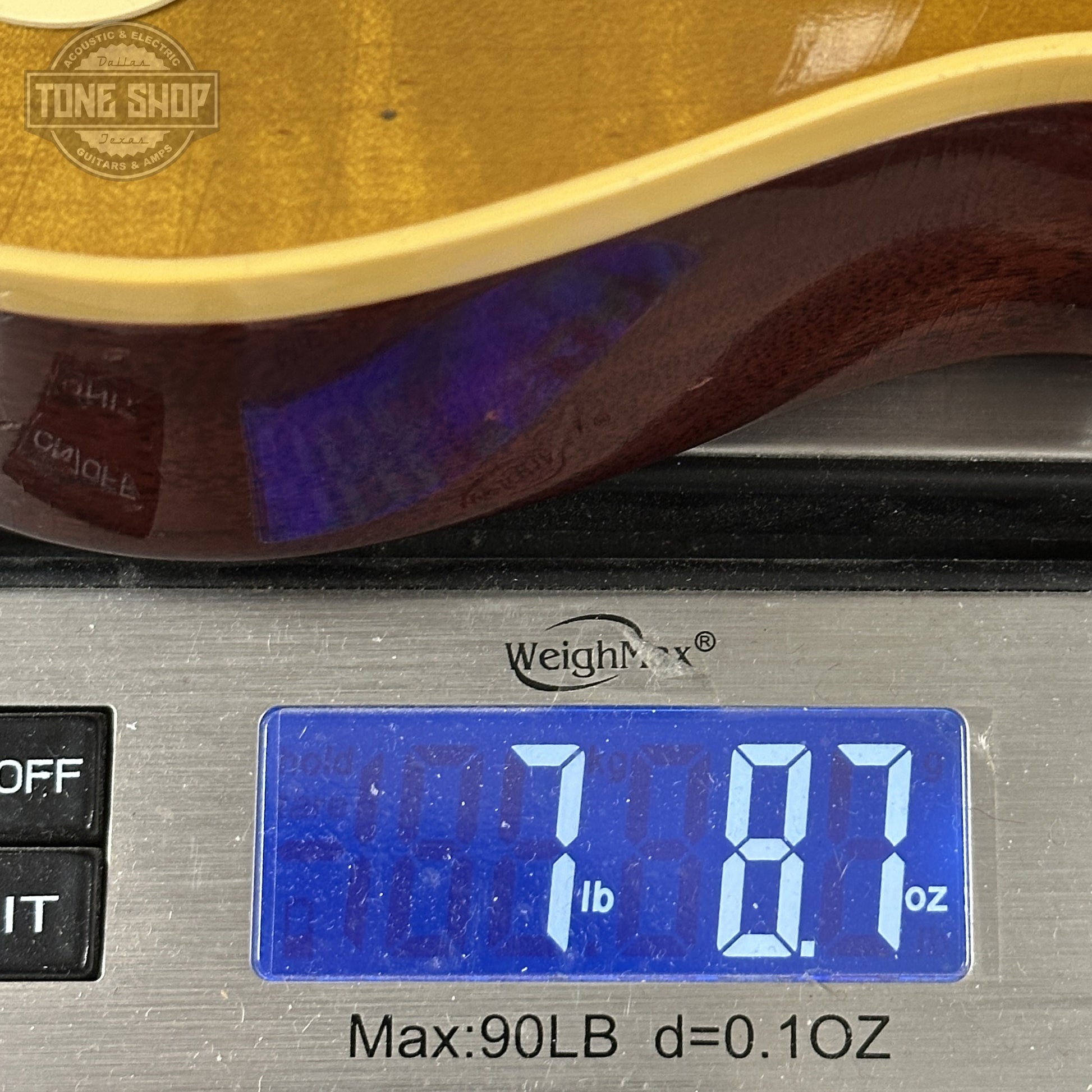 Gibson Custom Dealer Select 1959 Les Paul Chambered Lemon Burst Light Aged 941685 on the scale.