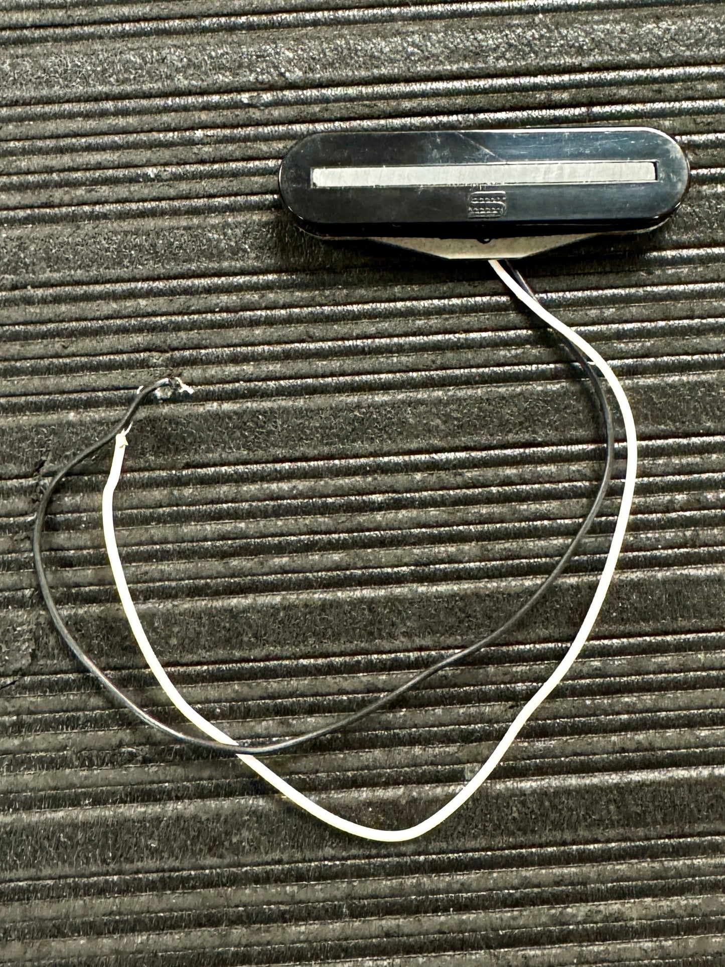 Small electronic component on a textured surface