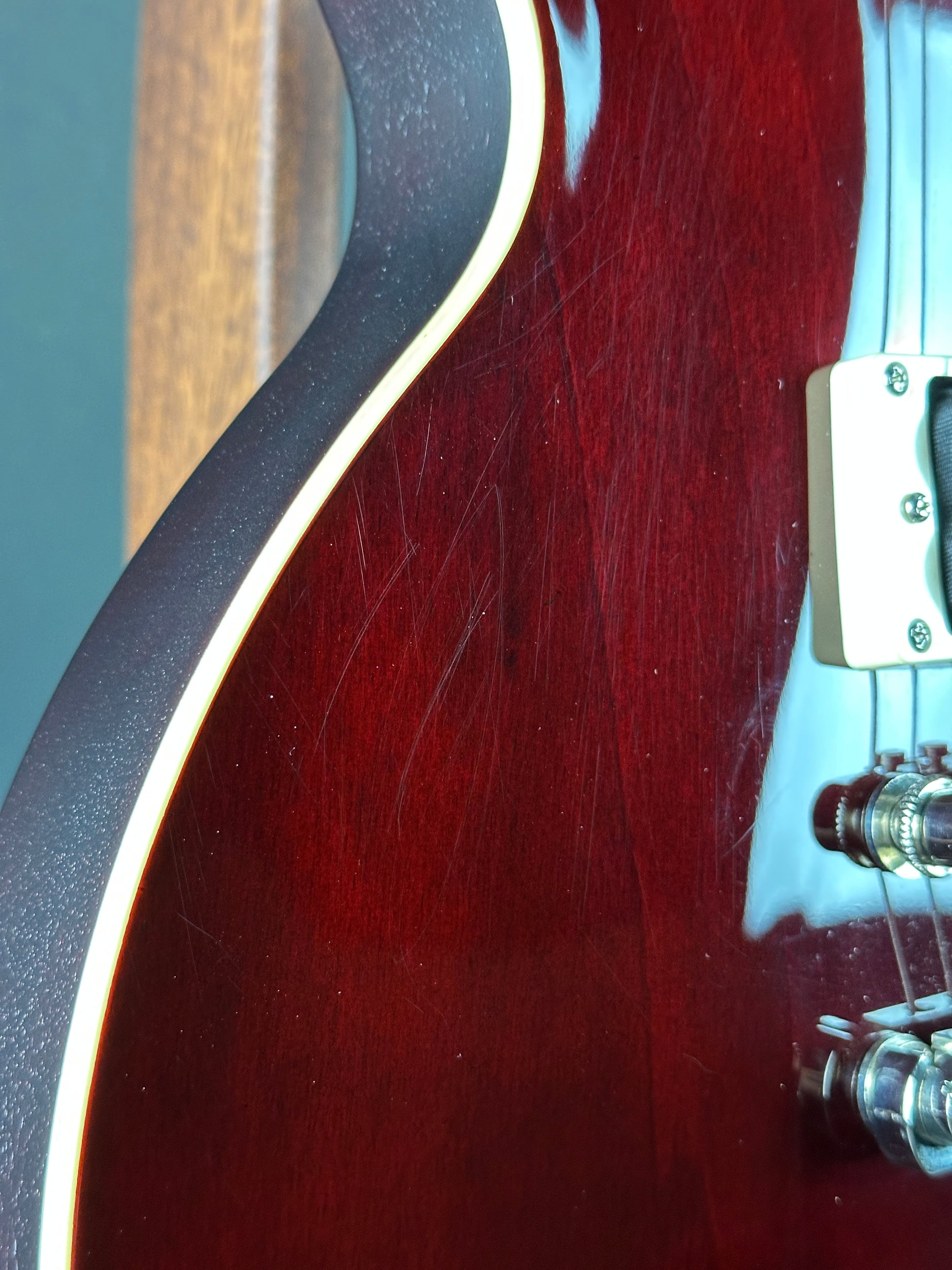 Scratches on body of Used Epiphone Les Paul Std Wine.