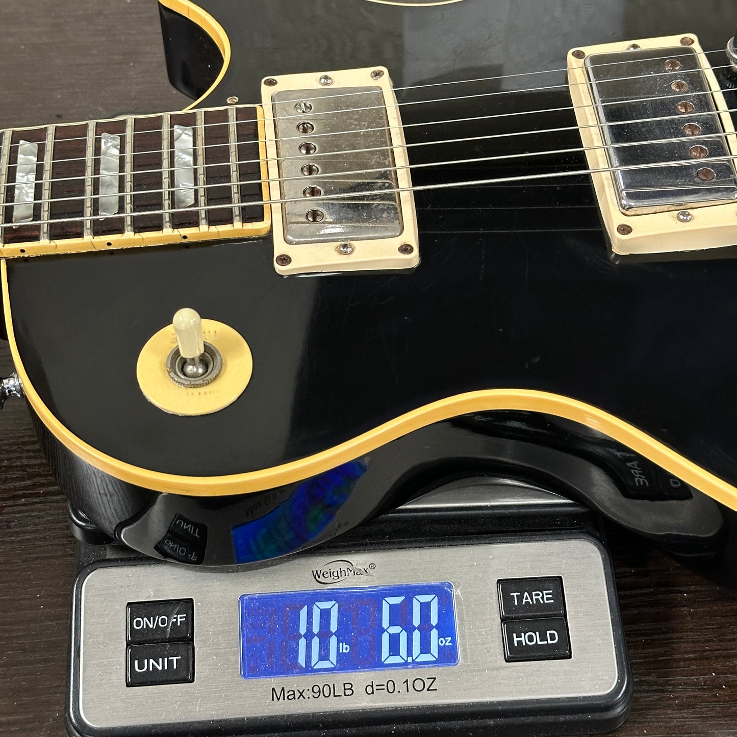 Vintage 1978 Gibson Les Paul Standard Ebony on scale displaying weight.