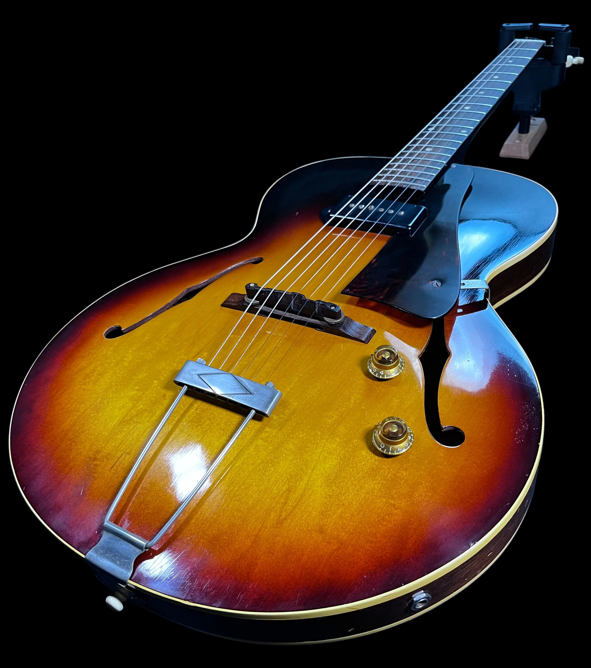 Upward view of Used 1956 Gibson ES-125T Thinline Archtop Sunburst w/Case TFW3063