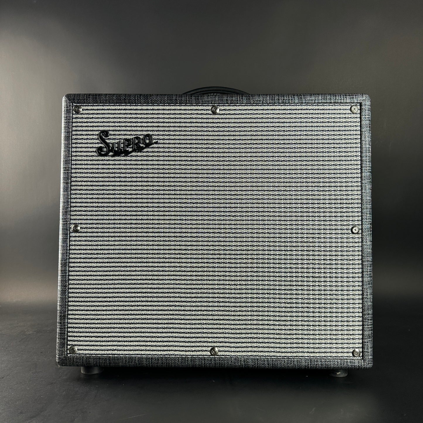 Supro guitar amplifier on a gray background