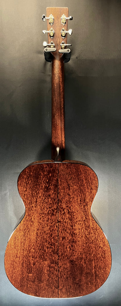 Full back of Used Eastman E1OM-SP Special Thermo-Cured Sitka/Sapele OM Natural w/bag TFW361