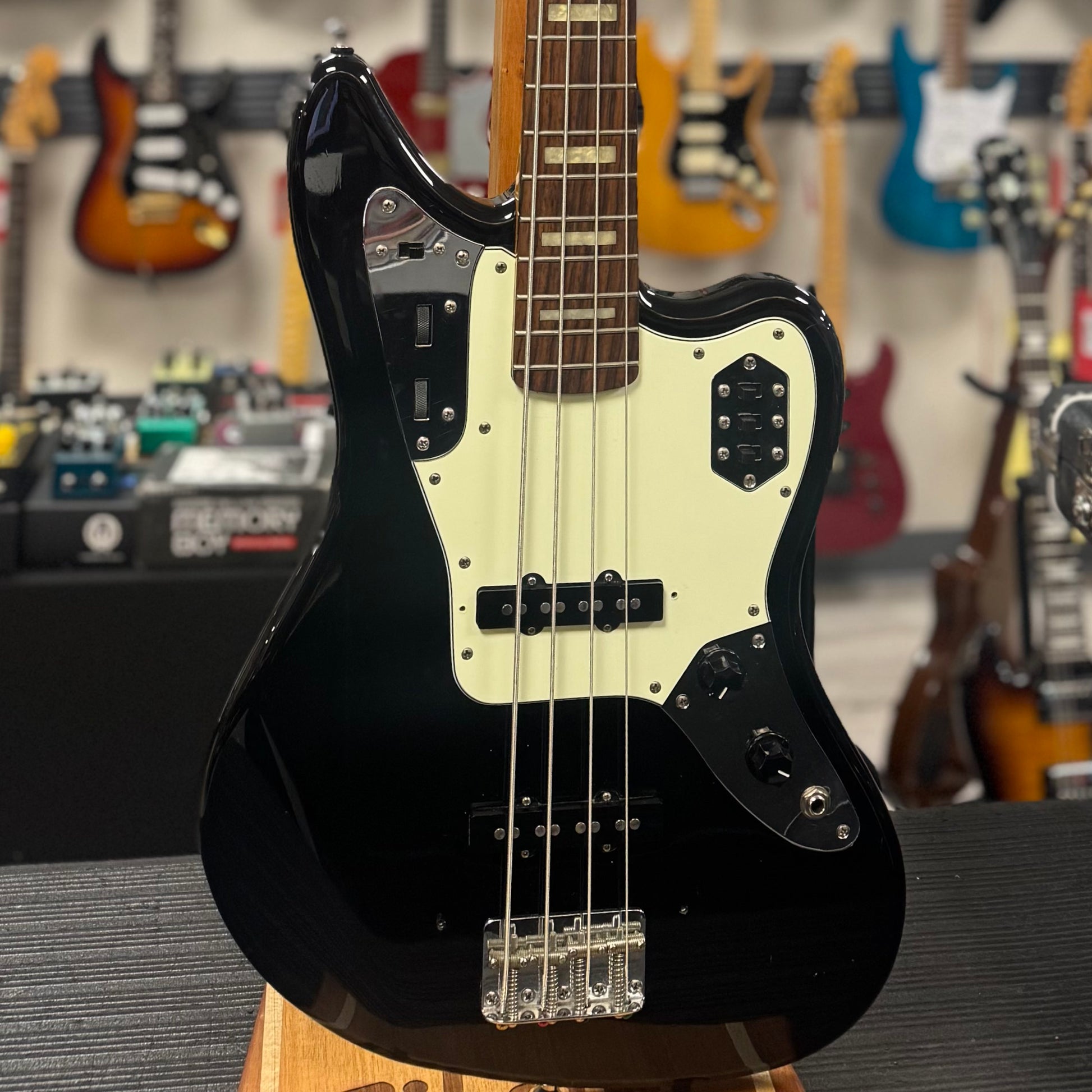 Front of body of Used Fender 2007 Jaguar Bass w/bag TSS6395