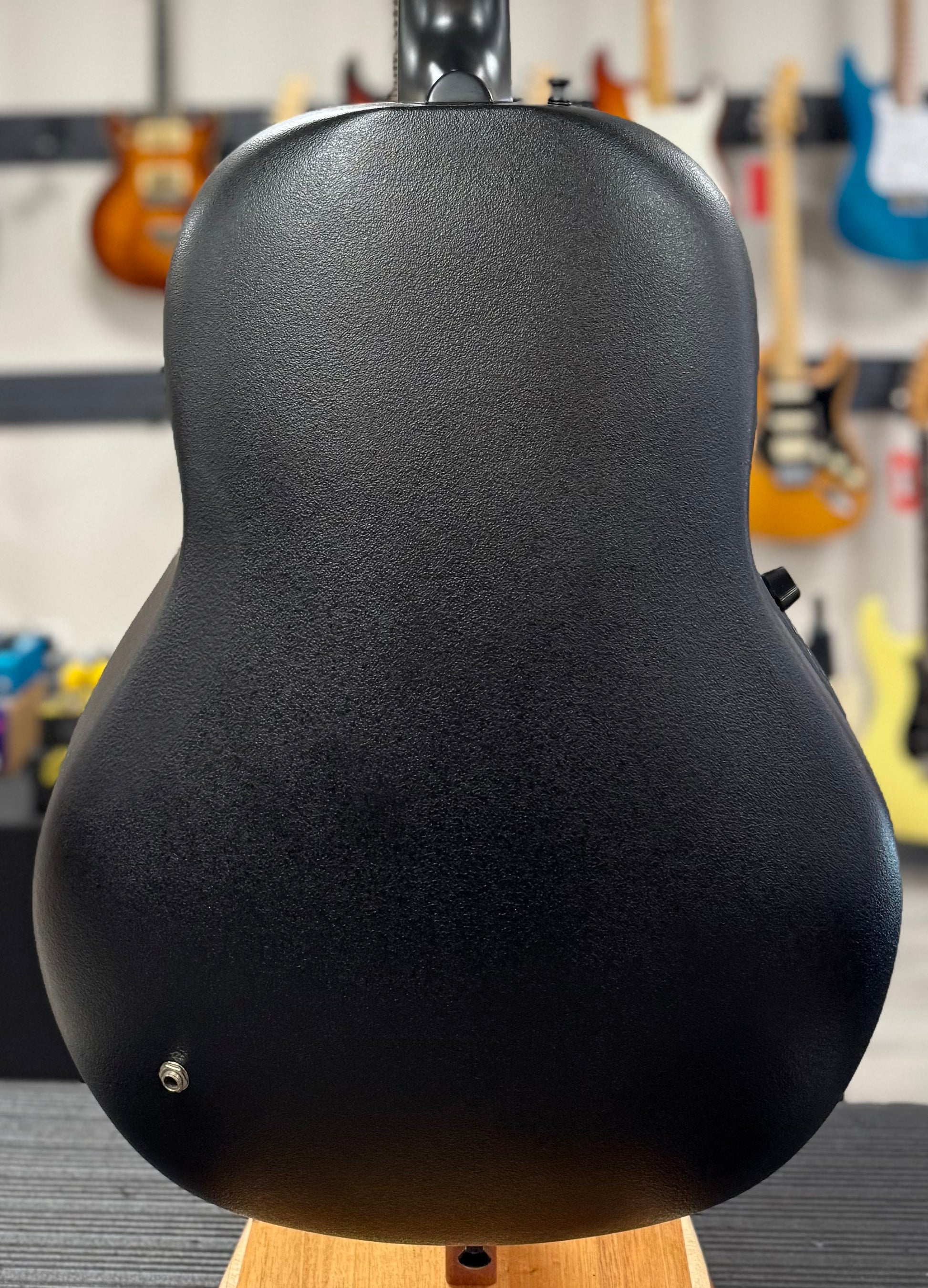 Back of body of Used Ovation 1755 Balladeer w/case TSS6441