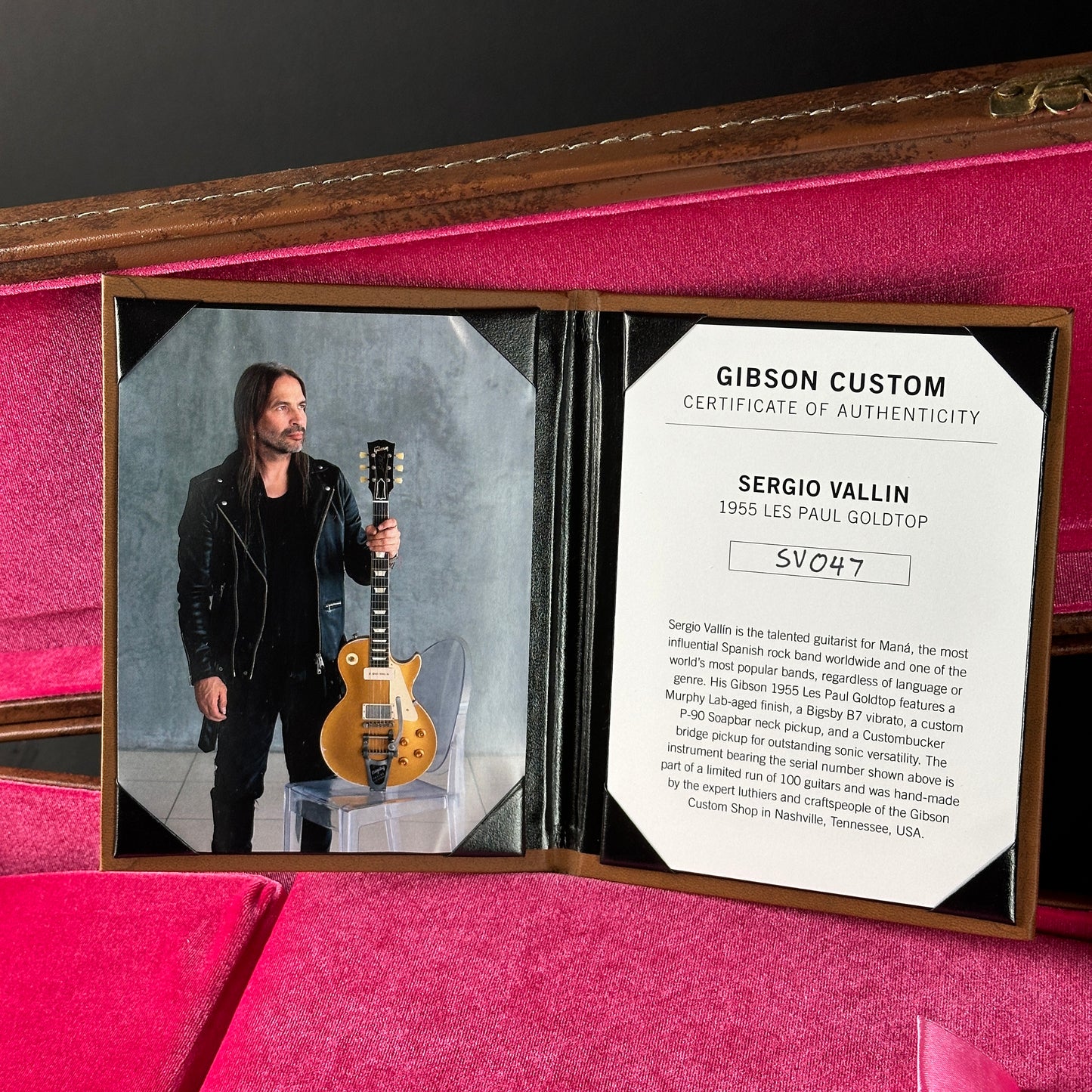 Gibson Custom certificate of authenticity for a Les Paul Goldtop guitar, featuring a photo of a person holding the guitar.