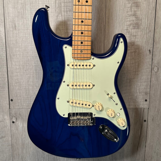 Front of Used 2018 Fender Deluxe Stratocaster Sapphire Blue w/case TSS3944