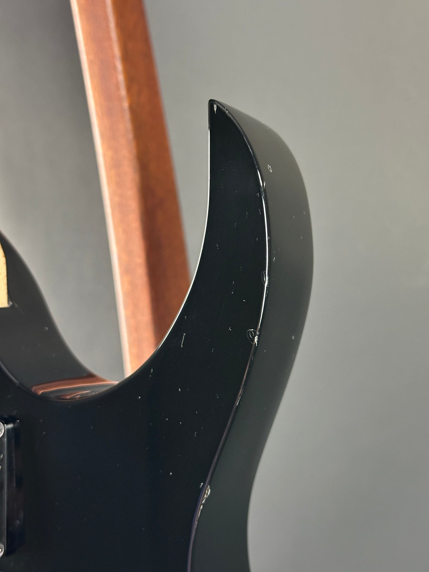Wear on horn of Used Ibanez RG470 MIJ Black.
