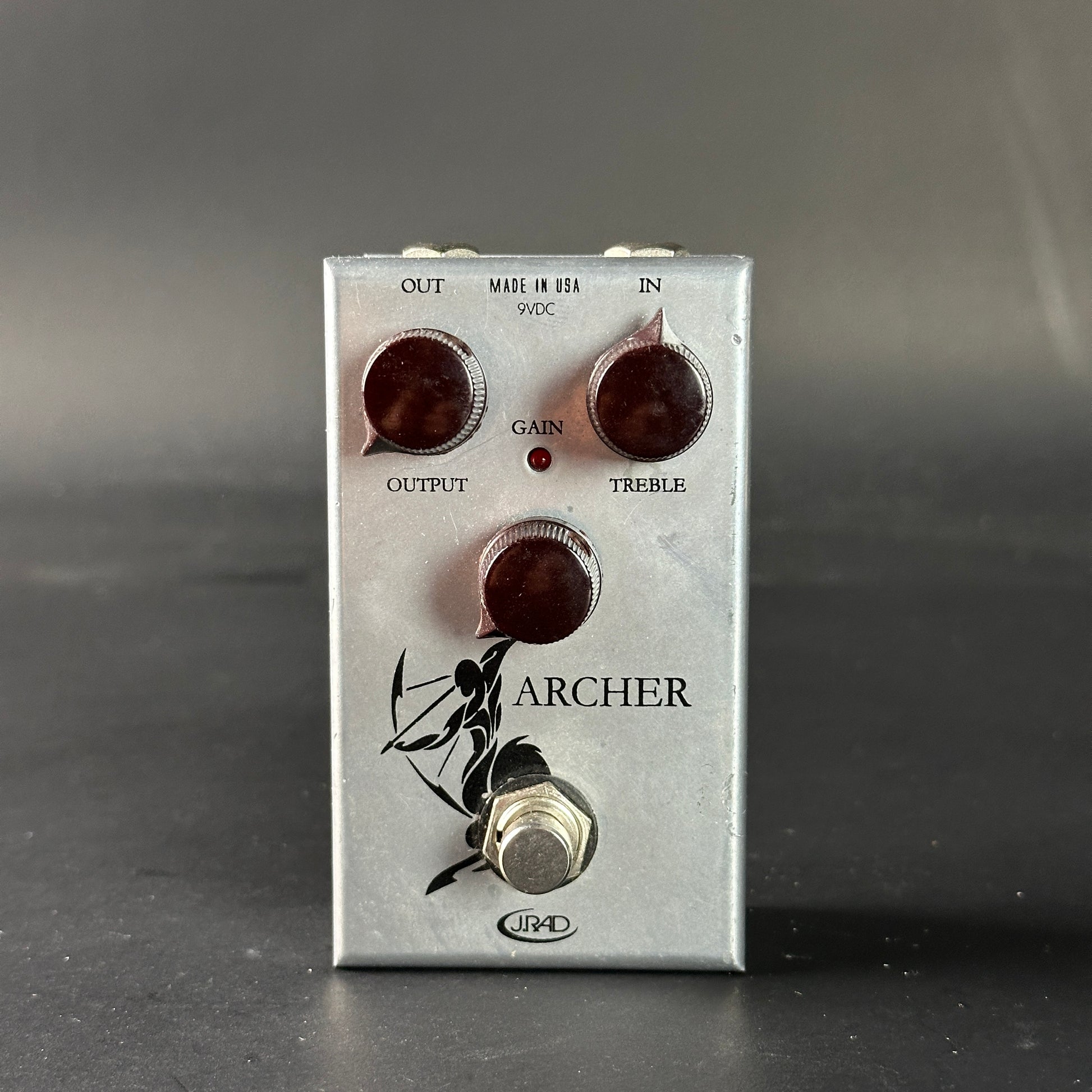 Guitar effects pedal with 'Archer' branding on a gray background