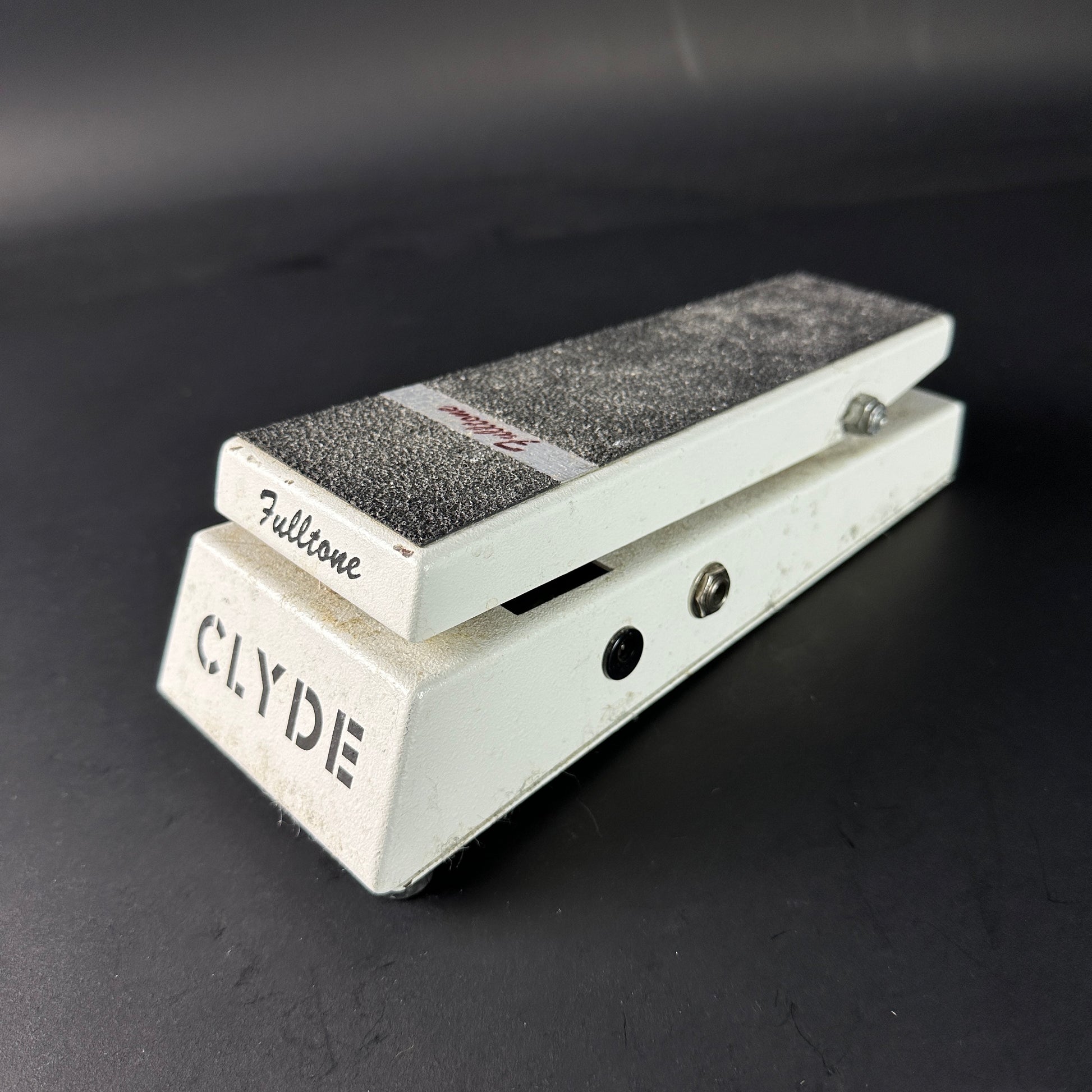 Guitar effects pedal with 'Fulltone Clyde' branding on a dark background