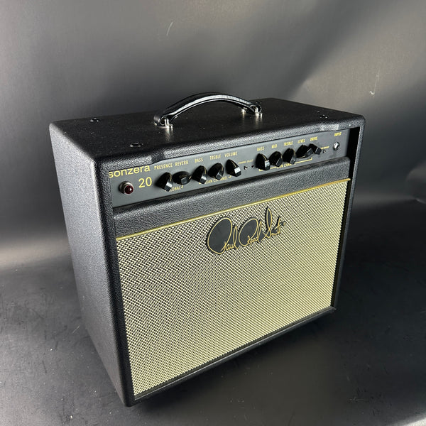 Guitar amplifier with 'sonzera' branding on a gray background