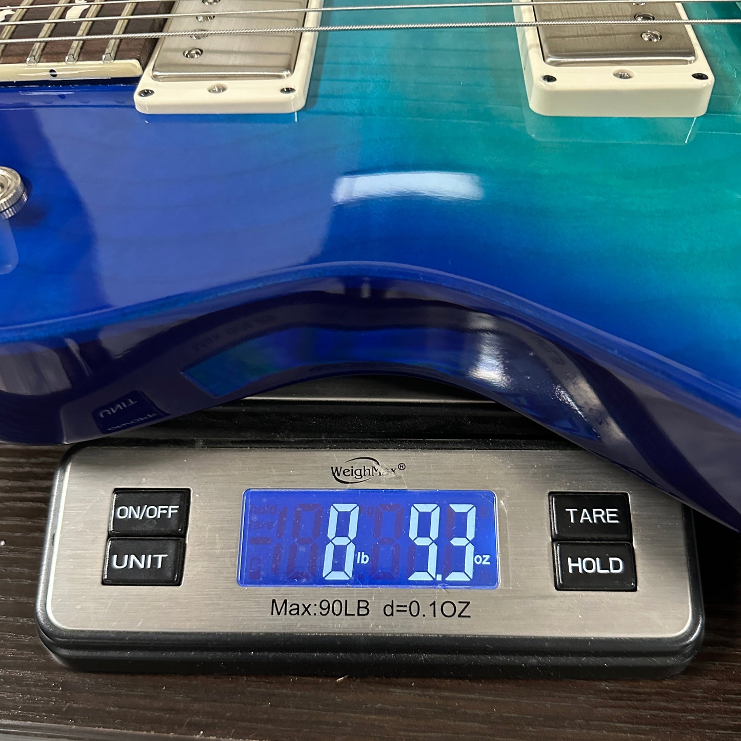 PRS S2 Wood Library McCarty 594 Singlecut Quilt Makena Blue on scale displaying weight.