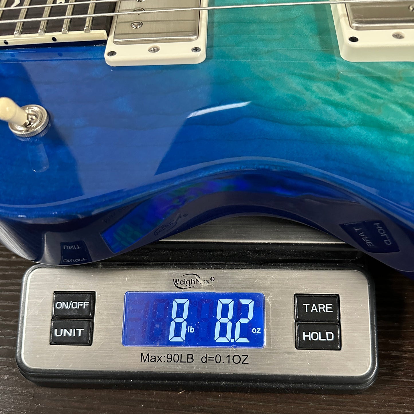 PRS S2 Wood Library McCarty 594 Singlecut Quilt Makena Blue on scale displaying weight.