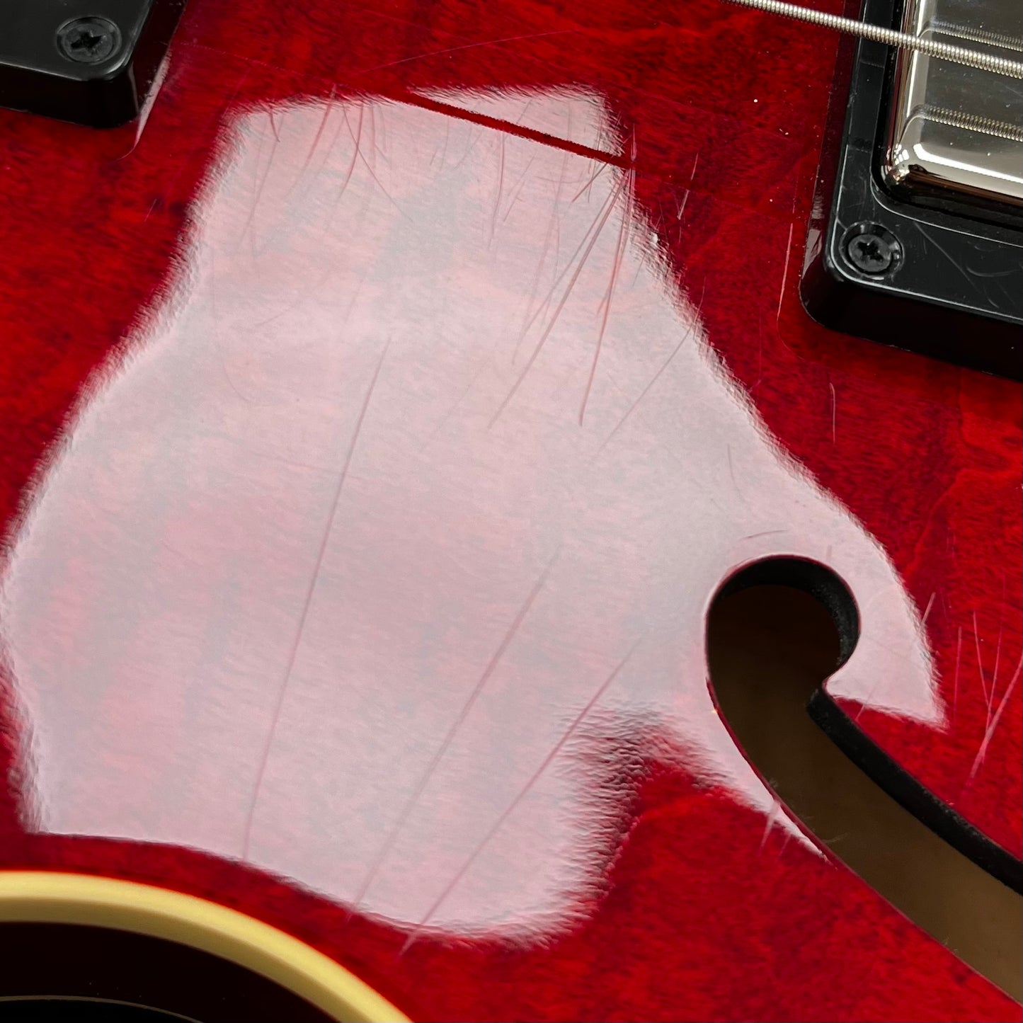 Pick rash on front of Used 2020 Gibson ES-339 Figured Sixties Cherry TFW2699