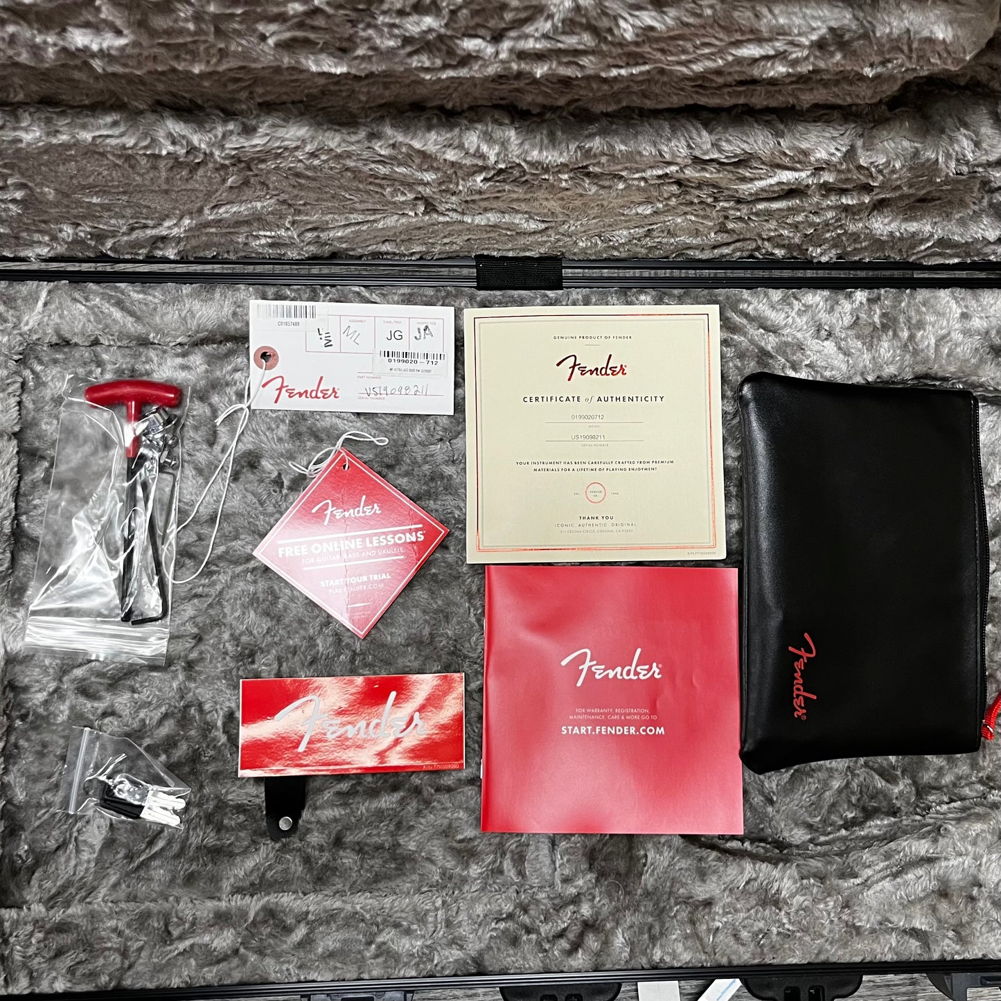 Case Candy of Used 2019 Fender American Ultra Jazz Bass Ultraburst w/case TFW2709