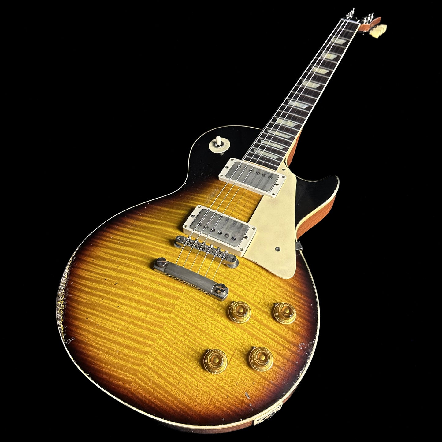 Bottom right angle of Gibson Custom Shop Murphy Lab 1959 Les Paul Standard Ultra Heavy Aged Kindred Burst.
