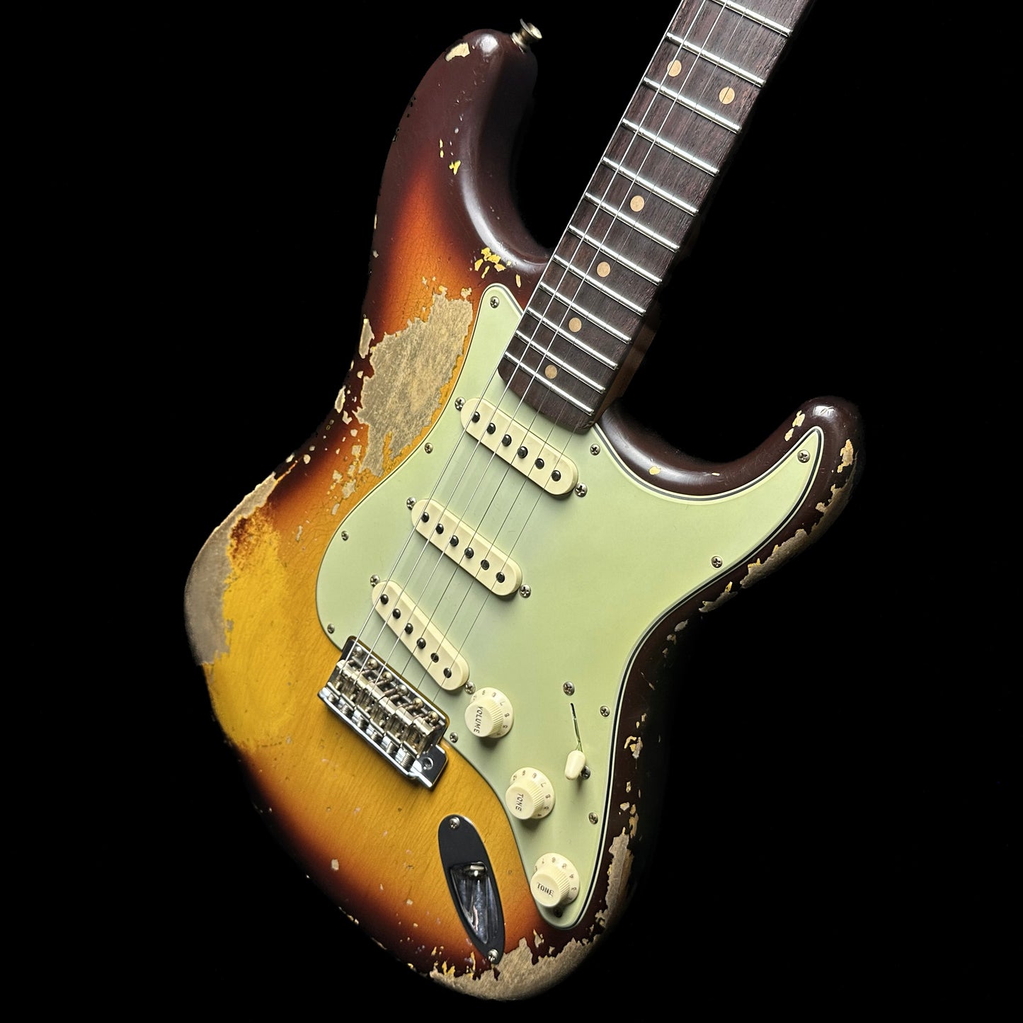 Front angle of Fender Custom Shop Limited Edition '59 Strat Super Heavy Relic Super Faded Aged Chocolate 3-color Sunburst.