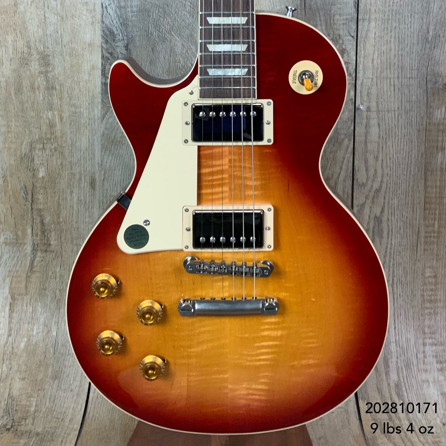 Front of Gibson Les Paul Standard '50s Heritage Cherry Sunburst Left Hand.