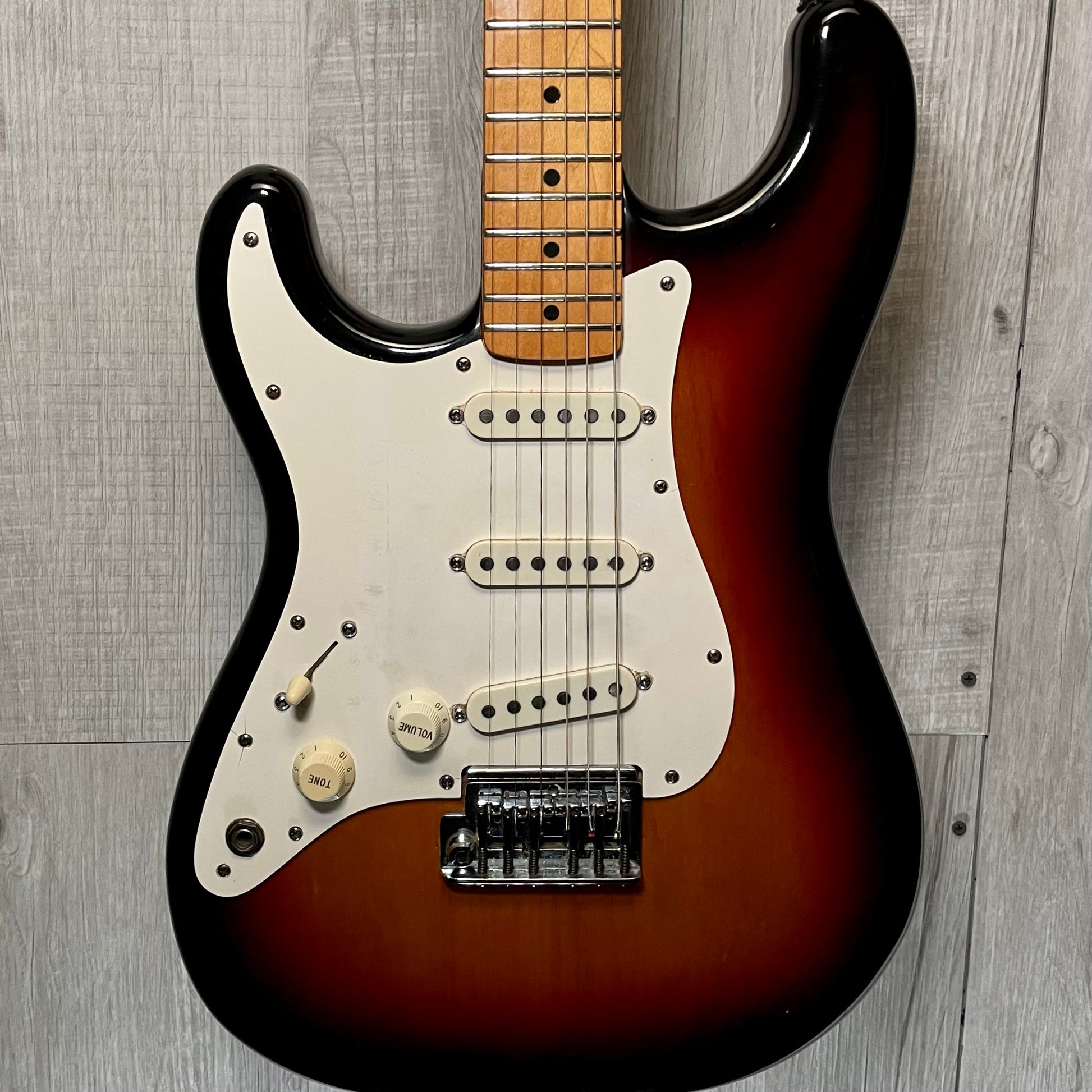 Front of Used Vintage 1983 Fender Left Hand Stratocaster 3 Tone Sunburst TSS869.