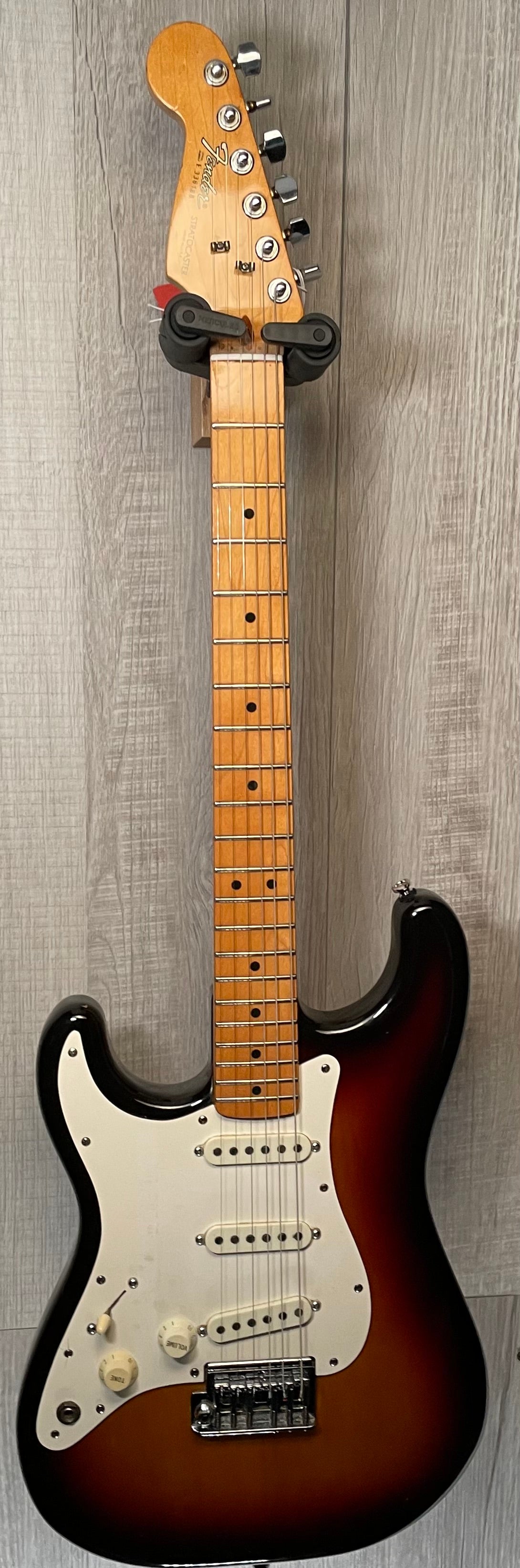 Full frontal of Used Vintage 1983 Fender Left Hand Stratocaster 3 Tone Sunburst TSS869.