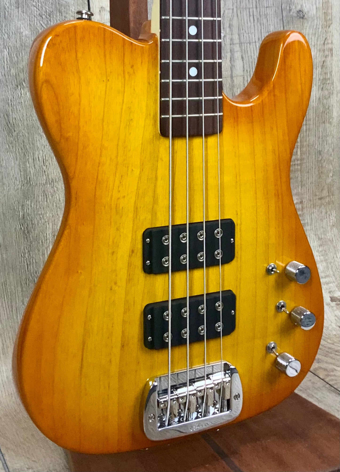 Front angle of G&L USA ASAT Bass Honeyburst Ash RW.