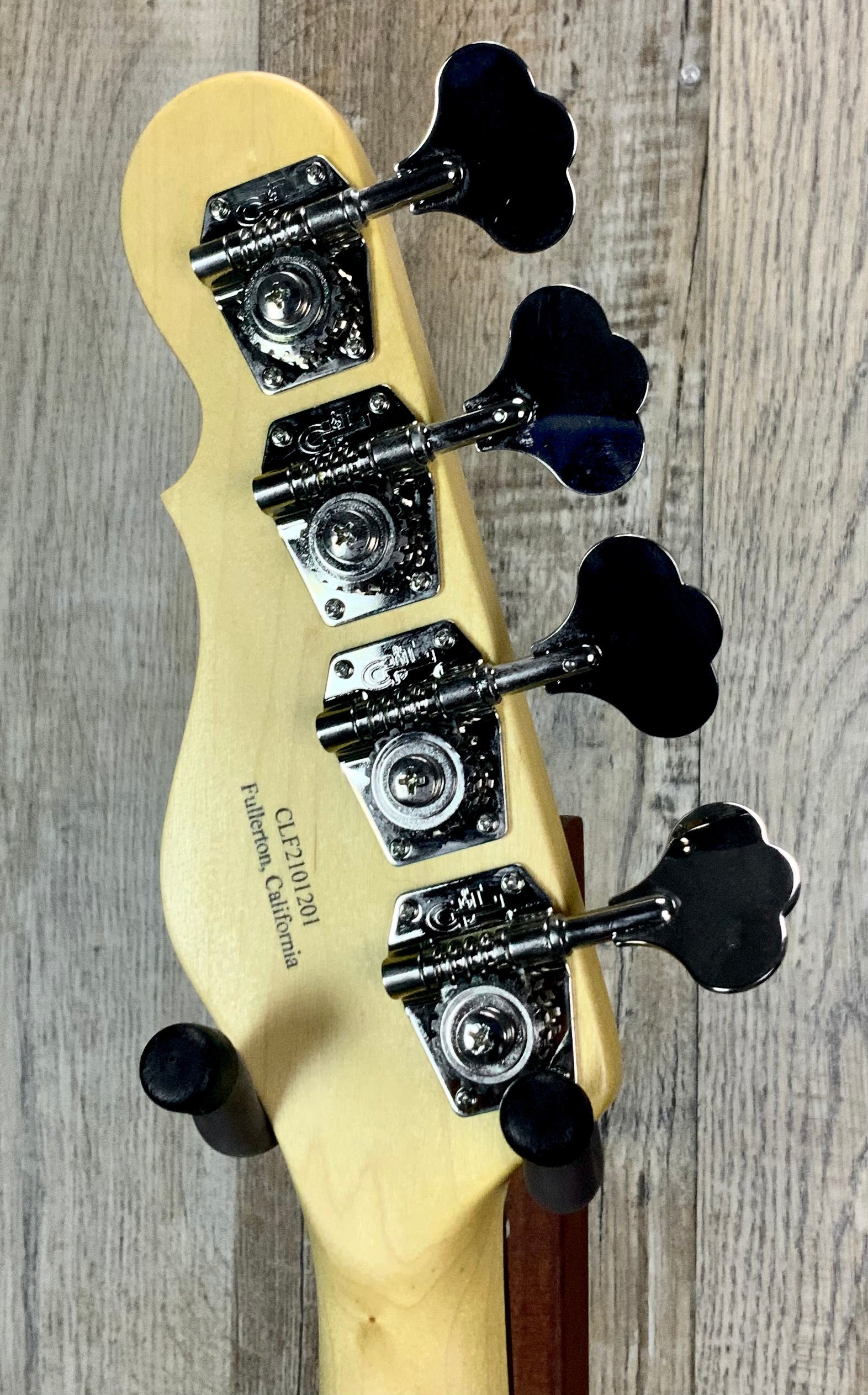 Back of G&L USA ASAT Bass Honeyburst Ash RW headstock.