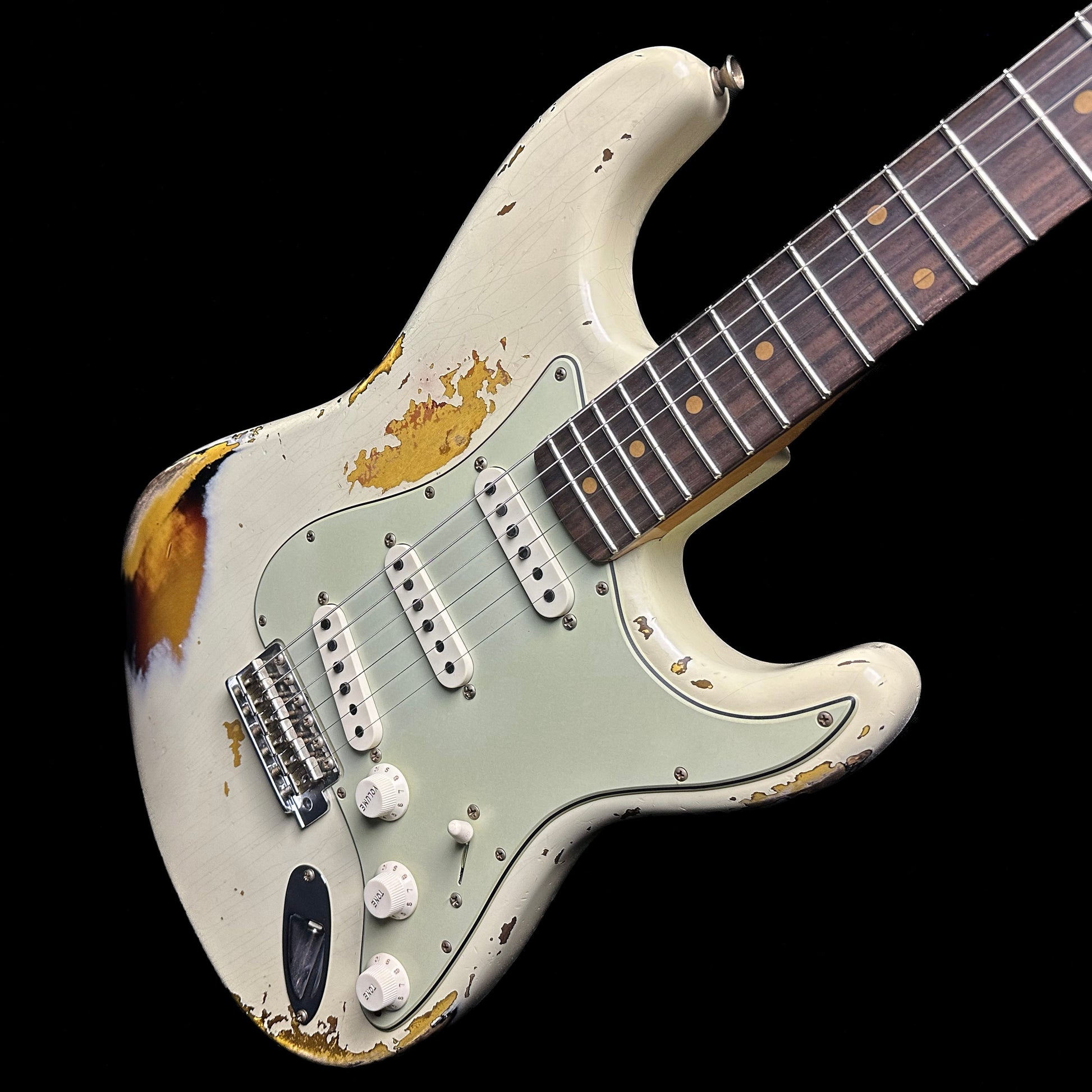 Top down angle of Fender Custom Shop 1961 Stratocaster Heavy Relic Aged Vintage White/3-color Sunburst.