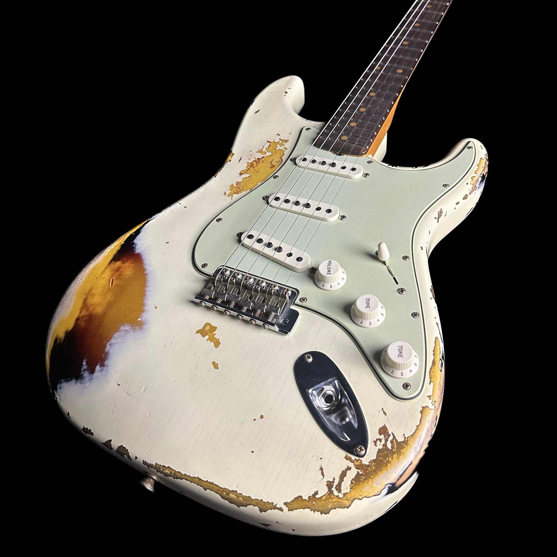 Bottom right angle of Fender Custom Shop 1961 Stratocaster Heavy Relic Aged Vintage White/3-color Sunburst.