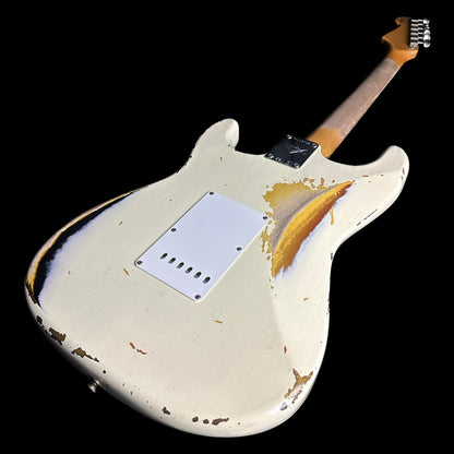 Bottom right angle of Fender Custom Shop 1961 Stratocaster Heavy Relic Aged Vintage White/3-color Sunburst back.